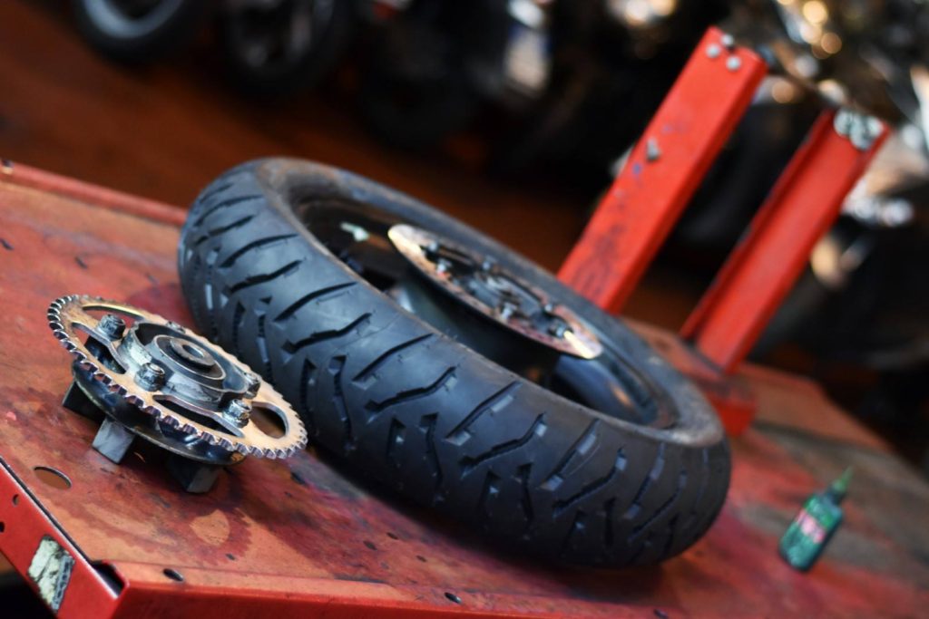 Officina e assistenza - i nostri servizi​ cambio gomme - cambio gomme moto milano - cambio gomme scooter milano - cambio gomme