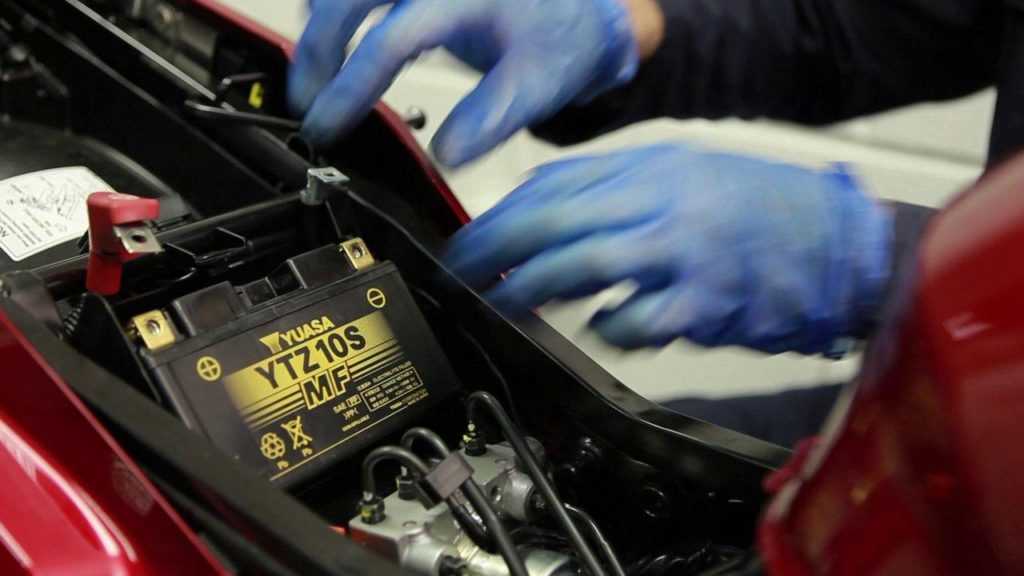 Officina e assistenza - i nostri servizi​cambio batteria moto milano - cambio batteria scooter milano