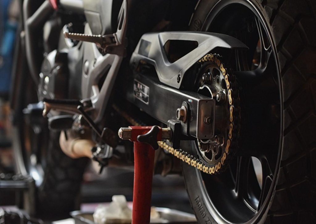 Officina e assistenza - i nostri servizi​kit tramssione moto - kit catena carena pignone