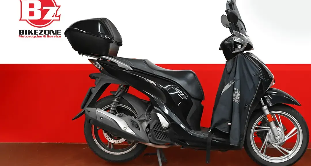 Vista laterale Honda SH 150 usato a Milano, scooter pratico e affidabile per la città
