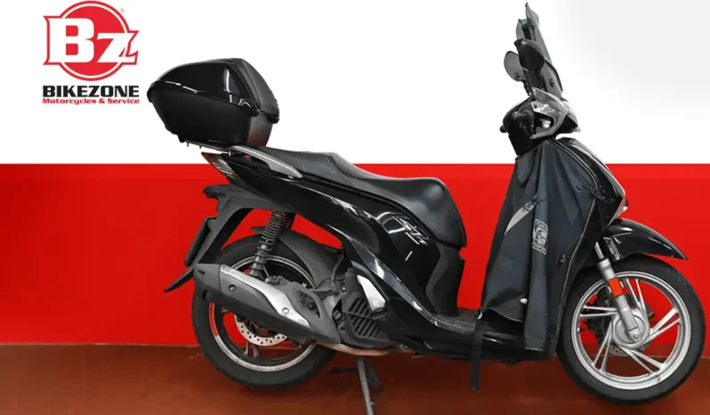 Vista laterale Honda SH 150 usato a Milano, scooter pratico e affidabile per la città
